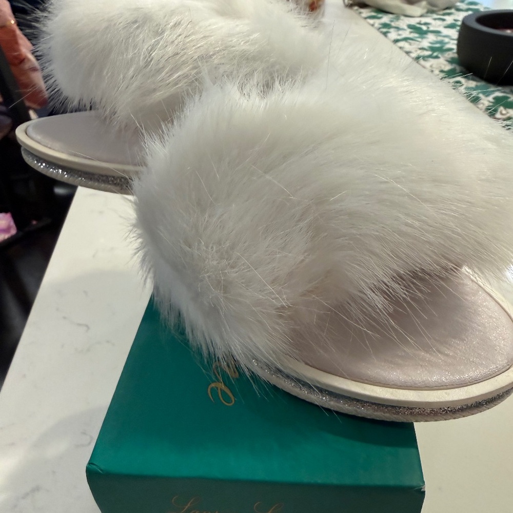 NWT Lauren Lorraine White Fluffy Slides